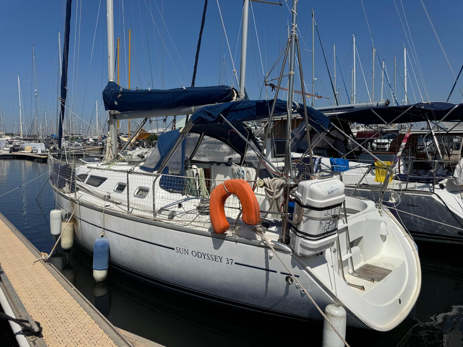 Sun Odyssey 37